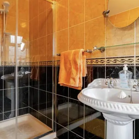 Гостевой дом Spacious By Lough Rynn Castle Wedding Venue